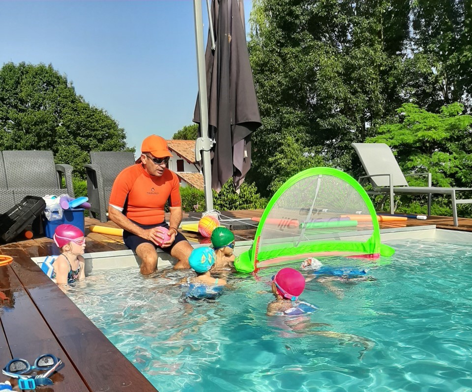 Cours de natation enfants - Familiarisation avec le milieu aquatique - Objectifs sécuritaire - Le savoir nager. Aisance aquatique - Le plaisir de l'eau